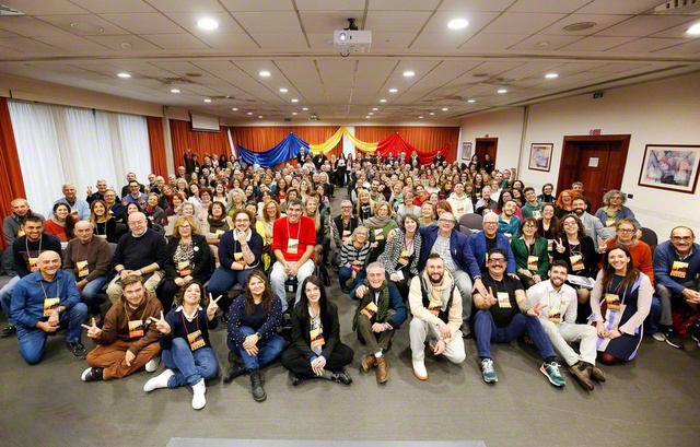 仲良き団結が光るイタリア・ピエモンテ東・ヴァッレダオスタ州の友。有志による芸術パフォーマンスが集いに花を添えた（ピアチェンツァ市内で）