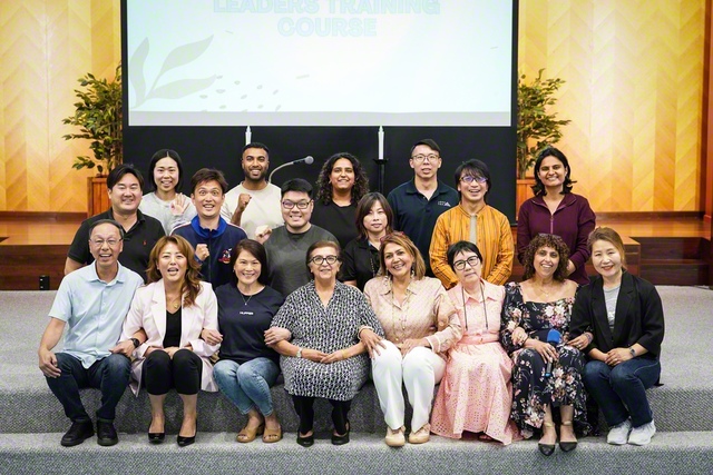 地域の希望の太陽に！――オークランドサウス圏の研修会の参加者が笑顔で