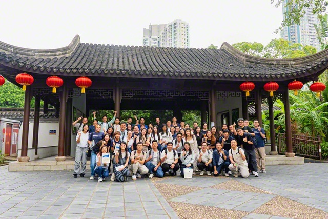 香港市内の「九龍寨城公園」を訪れた香港とマカオの友