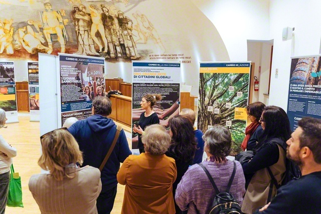 「生の継承」展の見学の様子。来場者が、ボランティアスタッフの説明を熱心に聞く　©Matteo　Neri