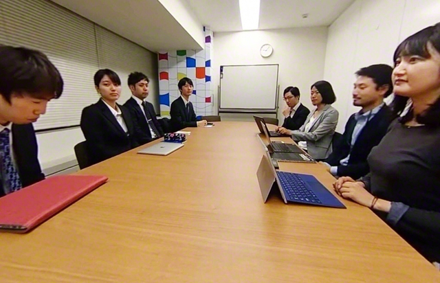 【吃音症、VR体験で不安軽減】　自己紹介を再現した吃音訓練用VRコンテンツの一場面（DomoLens提供）