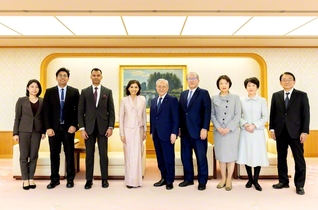 インドのマリック次期駐日大使（左から4人目）一行と原田会長らが記念のカメラに（学会本部第2別館で）