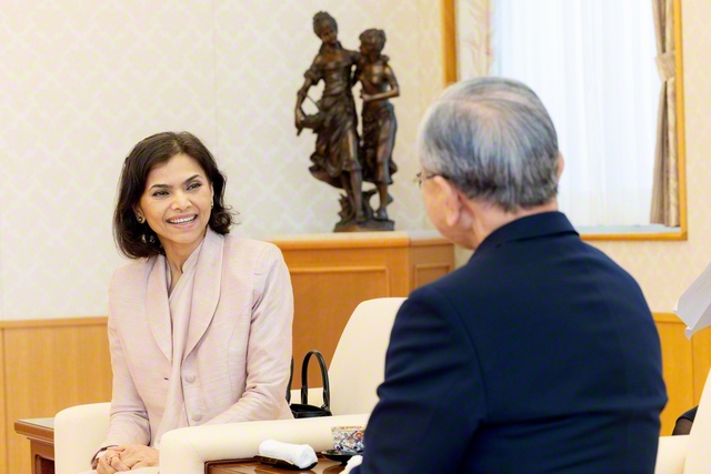 マリック次期駐日大使㊧と原田会長が和やかに語り合った（同）
