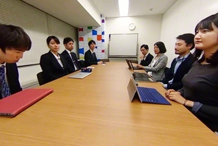 自己紹介を再現した吃音訓練用VRコンテンツの一場面（DomoLens提供）