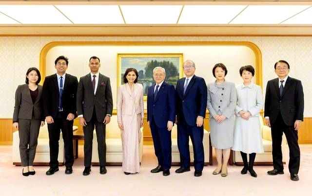 インドのマリック次期駐日大使（左から4人目）一行と原田会長らが記念のカメラに（学会本部第2別館で）