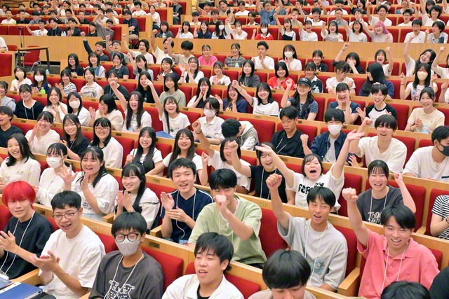 “未来部　躍動の年”へ！――後継の誓いを胸に青春の道を歩む未来部員たち（本年8月の全国未来部夏季研修会から。東京・八王子市の創価大学で）。メンバーと共に未来部・未来本部のリーダーはさらなる飛躍を誓う