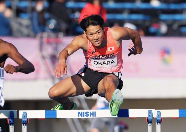 全身で未来を切り開くように、力強くハードルを跳び越える小原選手（写真:YUTAKA/アフロ）