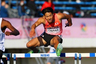 全身で未来を切り開くように、力強くハードルを跳び越える小原選手（写真:YUTAKA/アフロ）