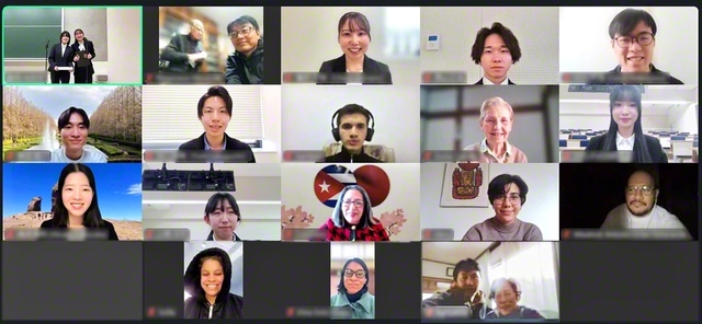 スペイン語弁論大会の参加者が笑顔で記念撮影