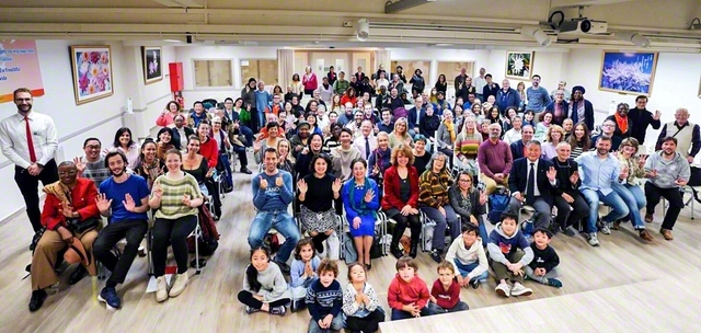 団結の絆光るベルギーSGIの友が記念のカメラに（ベルギー文化会館で）