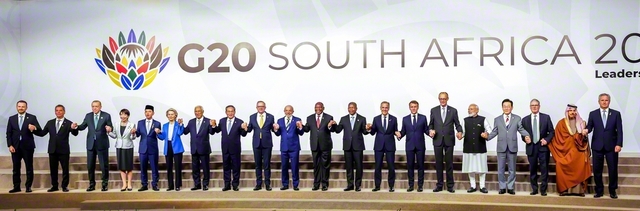 11月22日、主要20カ国・地域首脳会議（G20サミット）で集合写真の撮影に応じる各国首脳ら（南アフリカ・ヨハネスブルクで）＝EPA時事