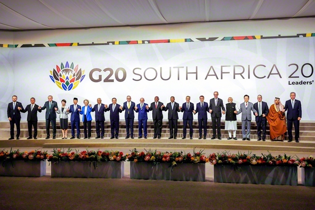 11月22日、主要20カ国・地域首脳会議（G20サミット）で集合写真の撮影に応じる各国首脳ら（南アフリカ・ヨハネスブルクで）＝EPA時事