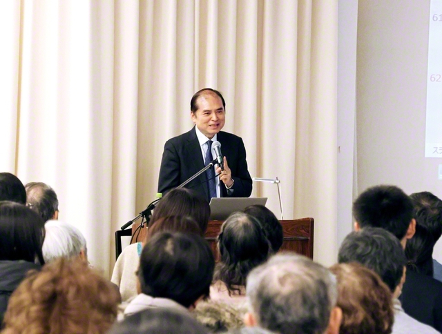 ヨーロッパ絵画の歴史について講演する三浦氏（東京富士美術館で）