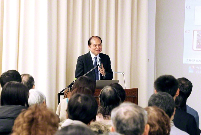 ヨーロッパ絵画の歴史について講演する三浦氏（東京富士美術館で）