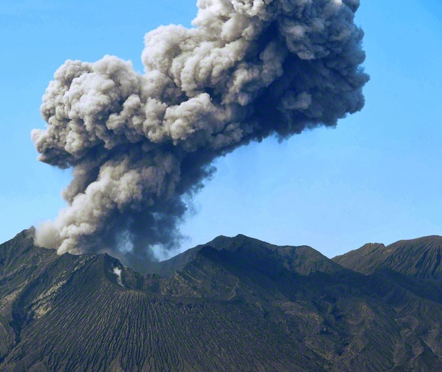 噴煙が上がる桜島（本年2月15日）