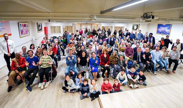 団結の絆光るベルギーSGIの友が記念のカメラに（ベルギー文化会館で）