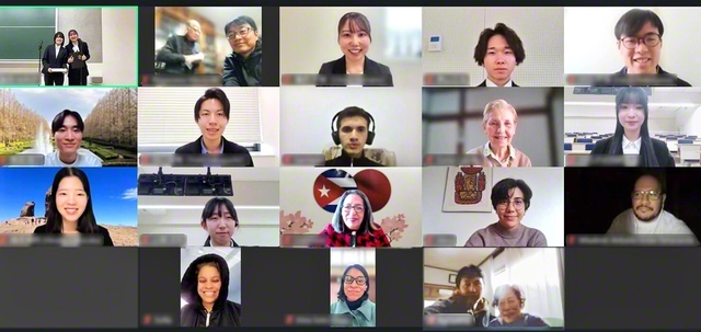 スペイン語弁論大会の参加者が笑顔で記念撮影