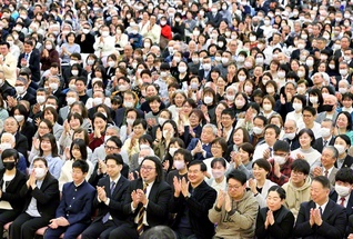 原田会長が激励した墨田総区の総会。少年少女部の銀河合唱団、音楽隊・しなの合唱団が歌声を披露した（東京戸田記念講堂で）