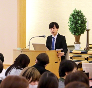 自身の体験も交え、子どもとの関わり方について講演した多門裕貴氏（創価世界女性会館で）