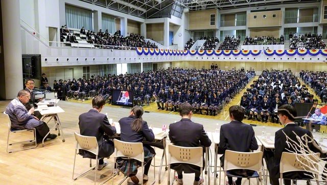 佐藤優さんとの対話プロジェクトの最終回は、関西創価中学・高校の生徒を対象に盛大に開かれた。中学生から質問を受ける場面も