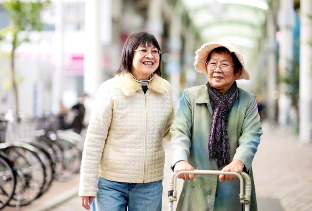 本人の前で、互いに「口は悪いけど悪気はない人」と評す2人。荒木さん㊧と、義母の順子さんの絆は「信心で結ばれてるの」と、両者とも照れ笑い。何でも言える“幸のラプソディー（狂詩曲）”がこだまする