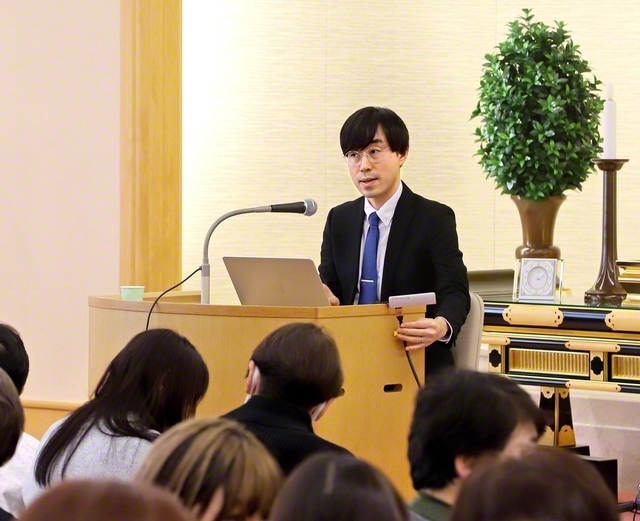 自身の体験も交え、子どもとの関わり方について講演した多門裕貴氏（創価世界女性会館で）