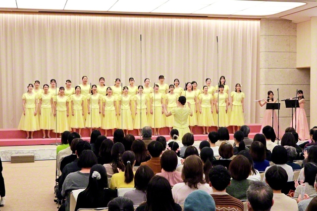 富士合唱団のコンサート。アンコールに応え、学会歌「21世紀のマーチ」などを披露した（金舞会館で）