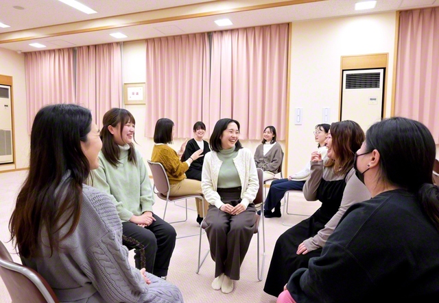 にぎやかな語らいの輪が広がった福井希望圏の華陽カレッジ（福井平和会館で）