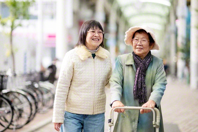 本人の前で、互いに「口は悪いけど悪気はない人」と評す2人。荒木さん㊧と、義母の順子さんの絆は「信心で結ばれてるの」と、両者とも照れ笑い。何でも言える“幸のラプソディー（狂詩曲）”がこだまする