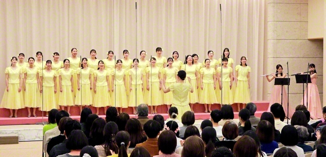 富士合唱団のコンサート。アンコールに応え、学会歌「21世紀のマーチ」などを披露した（金舞会館で）