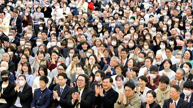 原田会長が激励した墨田総区の総会。少年少女部の銀河合唱団、音楽隊・しなの合唱団が歌声を披露した（東京戸田記念講堂で）