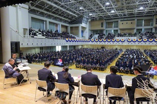 佐藤優さんとの対話プロジェクトの最終回は、関西創価中学・高校の生徒を対象に盛大に開かれた。中学生から質問を受ける場面も