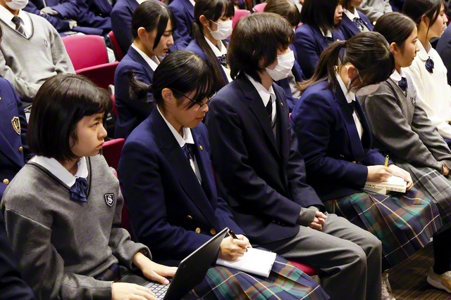 勉強や人間関係などのアドバイスについて、真剣にメモを取る