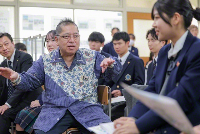 関西創価高校では、佐藤さんが教室を訪れ、生徒と交流。エールを送った