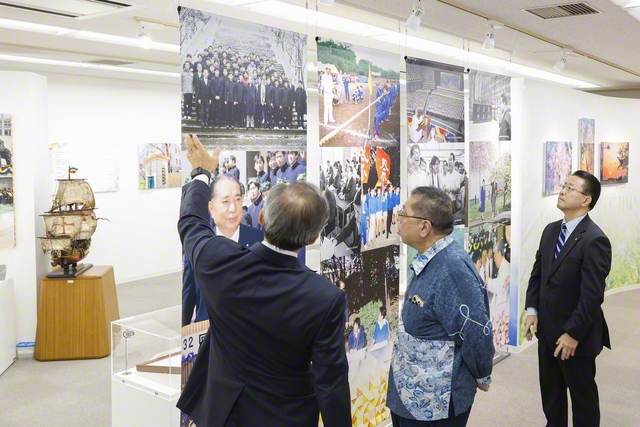 佐藤さんが、創立者・池田先生と東京・創価学園の歴史に関する展示を見学