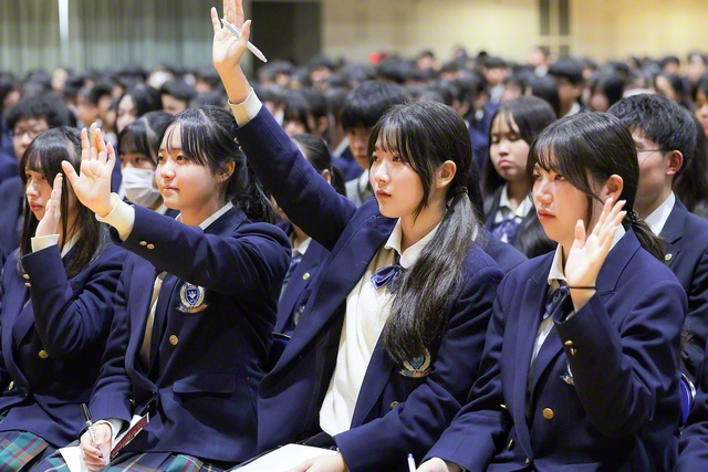 佐藤さんからの呼びかけに、学園生が手を挙げて応える