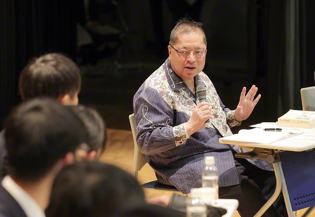 にこやかな表情で、生徒の代表とトークセッションを行う佐藤さん