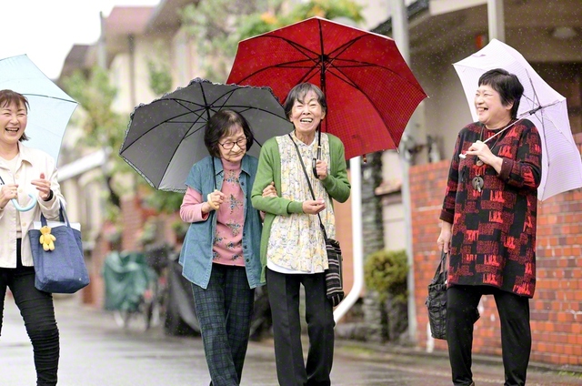 「いつまでも自分の足で歩いていたい。負けんように挑戦していかな」と野澤さん（右から2人目）。同志と共に不屈の人生を歩んできた