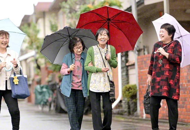 「いつまでも自分の足で歩いていたい。負けんように挑戦していかな」と野澤さん（右から2人目）。同志と共に不屈の人生を歩んできた