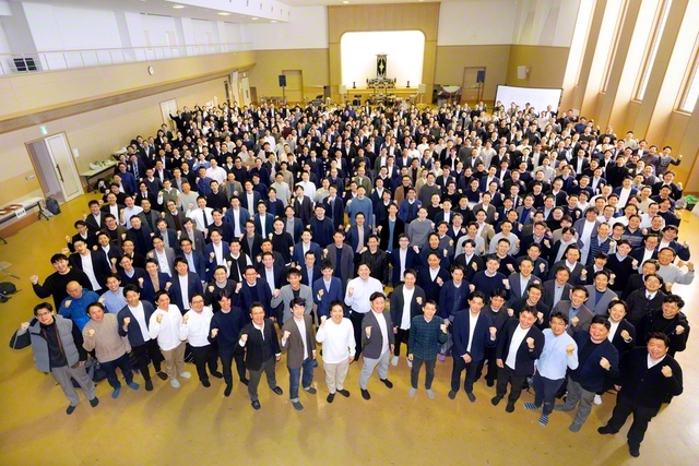 自他共の幸福へ、新時代の折伏大行進を！――全国男子部代表者大会に集った友が決意のカメラに納まった（7日、妙音会館で）