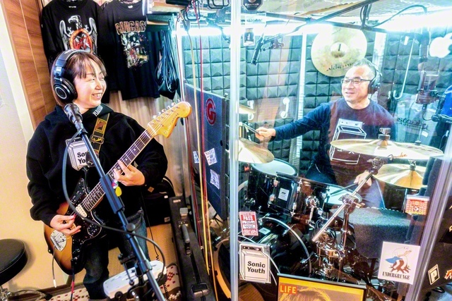 自宅のスタジオで音を合わせる吉田さん㊧と夫・俊一さん