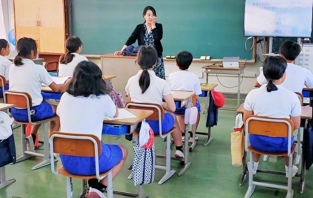 各地の学校で自殺予防教育に取り組む髙橋さん（筆者提供）