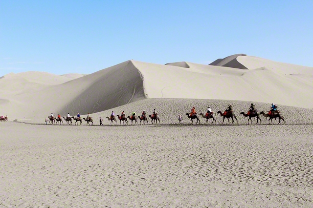 中国・敦煌の鳴沙山。シルクロードの要衝として栄えた“砂漠のオアシス都市”敦煌は古来、仏教流伝の歴史においても重要な役割を担った（PIXTA）