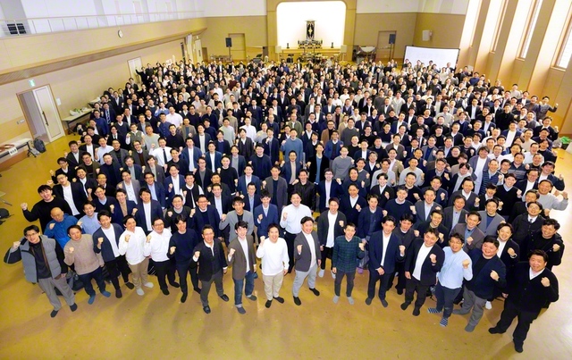 自他共の幸福へ、新時代の折伏大行進を！――全国男子部代表者大会に集った友が決意のカメラに納まった（7日、妙音会館で）