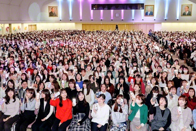 共に“負けない青春”を誓い合った全国池田華陽会大会（2月、東京戸田記念講堂で）