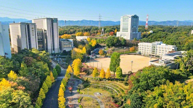 「学生第一」の伝統が光る創価大学のキャンパス。社会貢献の人材を陸続と輩出する（東京・八王子市）