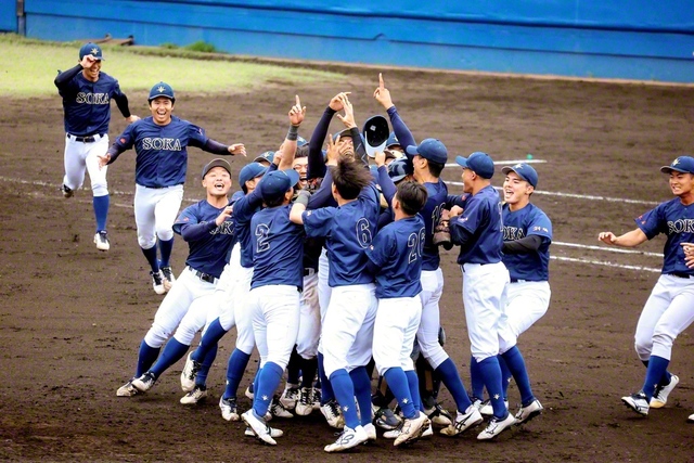 春季リーグで優勝を決め、喜びを爆発させる創価大学ナイン（5月19日、さいたま市内で）