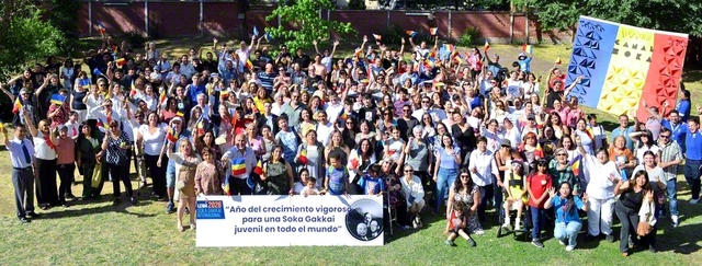 チリSGIの集いは11月23日、午前と午後に分けてチリ文化会館で。午前中には幹部研修を行い、「異体同心」などをテーマに学び合った後、マウリ・チャルレスさんが信仰体験を語った。午後には記念総会を開催。アンドレア・ムニョスさんが体験発表し、イマイ理事長が激励した