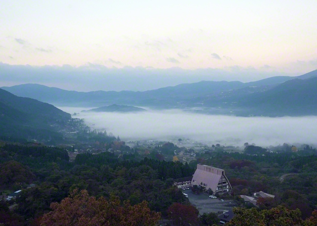 狭霧（さぎり）台から望む早朝の湯布院（大分県由布市）。立ち込める朝霧が幻想的な空間を演出する＝大分・幸野大助通信員