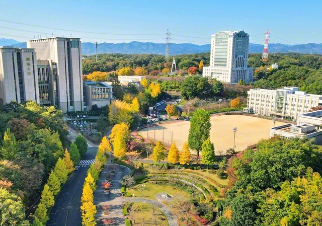 「学生第一」の伝統が光る創価大学のキャンパス。社会貢献の人材を陸続と輩出する（東京・八王子市）